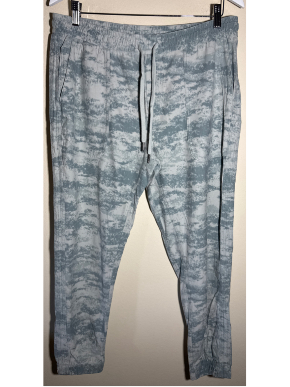 Athleta Camo Jogger Pants Size L Grey White